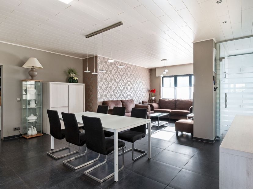 Zeer verzorgde, ruime woning met 5 slaapkamers op ca 325 m2 grond.  Zeer energiezuinig - Label A !<br />
Op loopafstand van het centrum, scholen en o