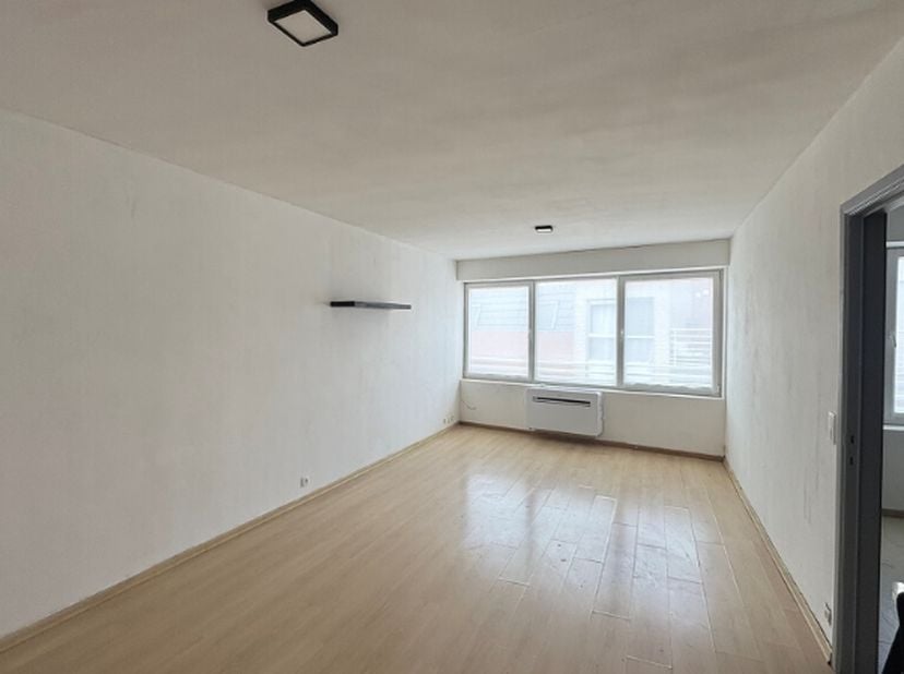 Comfortabel 2-slaapkamerappartement op een uitstekende ligging in de Godveerdegemstraat vlakbij het centrum van Zottegem.<br />
De centrale ligging vo