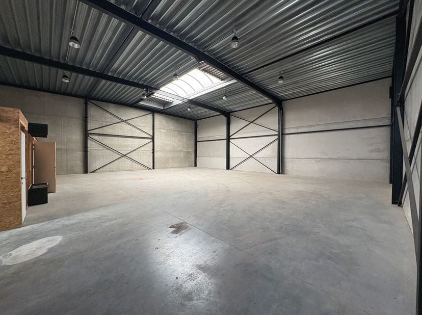 Unit in Business park te Dendermonde te huur<br />
Ligging: Gelegen op de Mechelsesteenweg te Dendermonde, op en goed bereikbare locatie nabij het cen