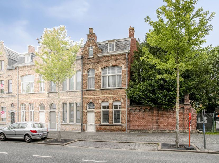 Authentiek herenhuis te koop in Ieper met 3 kamers en ruime zolder. Dit huis te koop in de Fochlaan is uitermate geschikt voor wie op zoek is naar een
