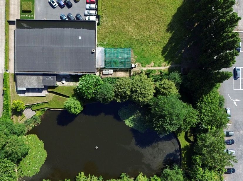 Deze site gelegen op een oppervlakte 6.697m² staat in het gewestplan ingetekend met bestemming milieubelastende industrieën waardoor de mogelijkheden