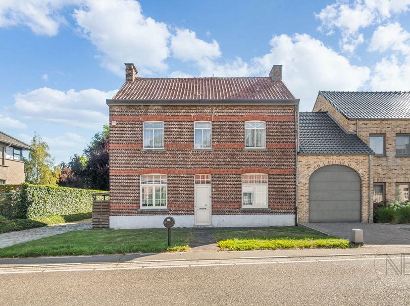 Op een rustige locatie in Diepenbeek, grenzend aan agrarisch gebied, vindt u deze karaktervolle woning boordevol authenticiteit en potentieel. Dankzij