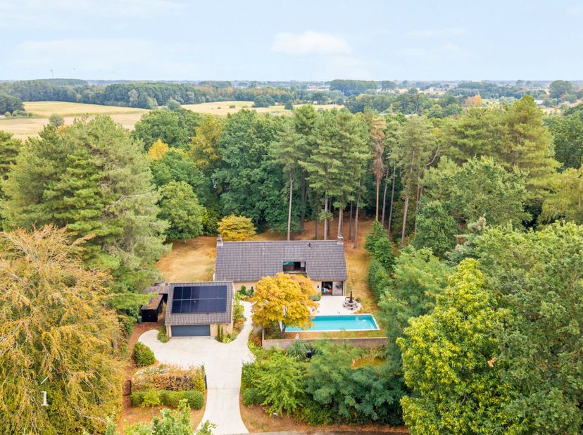 Verscholen in het groen<br />
Op een uitzonderlijk rustige ligging te Laarne bevindt zich deze architecturale villa, naar de hand van Architect H.U. D