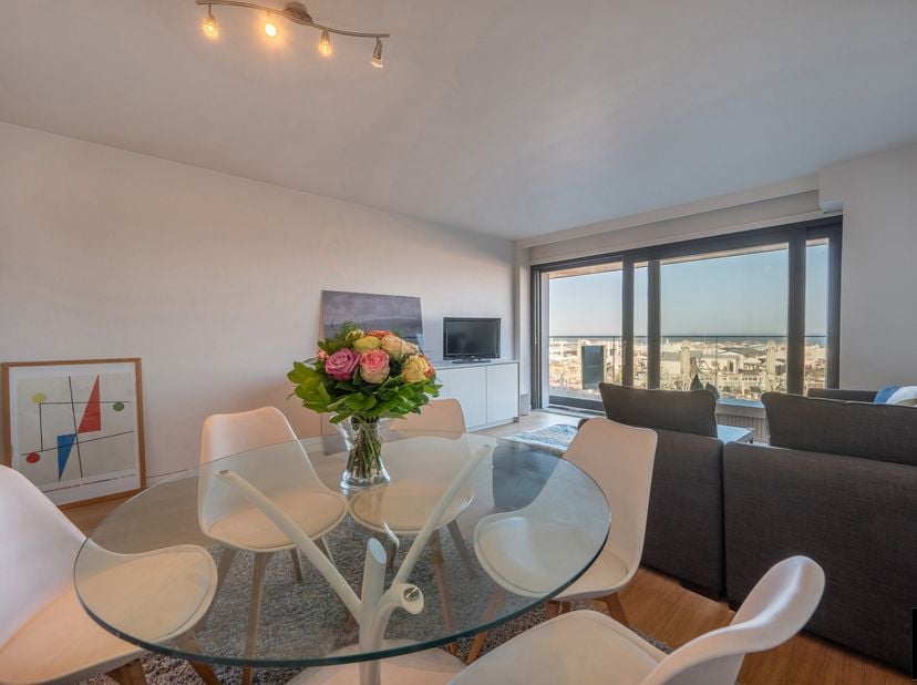 Uitstekend gelegen 3-slaapkamerappartement met frontaal zeezicht in een standingvol gebouw op de Zeedijk op het Rubensplein (Albertstrand). <br />
De