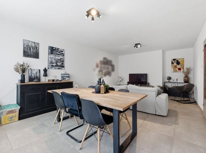 Welkom aan de Ringlaan 81 in Pelt, een aangename locatie waar rustig wonen en een uitstekende bereikbaarheid hand in hand gaan. Dankzij de centrale li