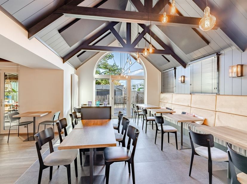 Ontdek deze uitzonderlijke overnamekans van een gerenommeerd restaurant/brasserie gelegen langs één van de belangrijkste invalswegen van Aalst, dichtb