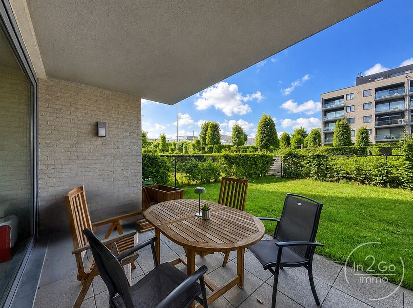 Op zoek naar comfortabel en centraal wonen in Hasselt? Dit recente gelijkvloerse appartement geniet van een uitstekende ligging op de Herkenrodesingel