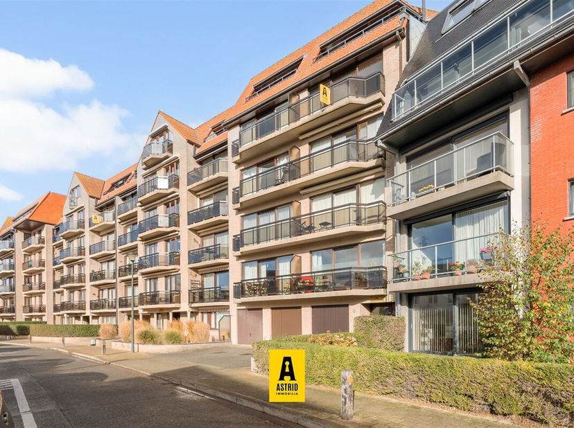 Ruim &amp; zonnig 3-slpk-appartement met terras &amp; mogelijkheid tot garage Bredene<br />
Lichtrijk en ruim appartement (125 m²) met 3 slaapkamers, zuid(zui