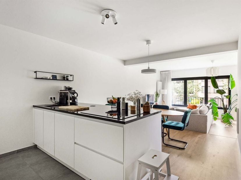 Ligging: Het appartement bevindt zich in een rustige omgeving in Brasschaat met winkels, scholen en openbaar vervoer binnen handbereik.<br />
Beschrij