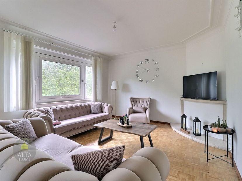 Prachtig appartement met 2 slaapkamers van +/- 100 m², gelegen op de 3e verdieping van een flatgebouw met 5 verdiepingen. Het appartement is zeer lich