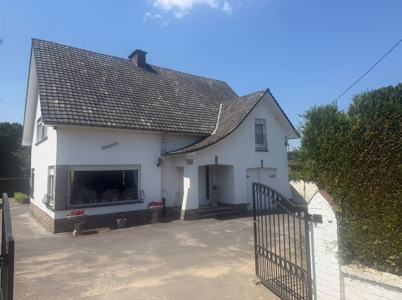 Charmante en solide woning met veel karakter en potentieel!   Dit pand biedt een ideale combinatie van ruimte (286m2 volgens het EPC) en ligging op ee