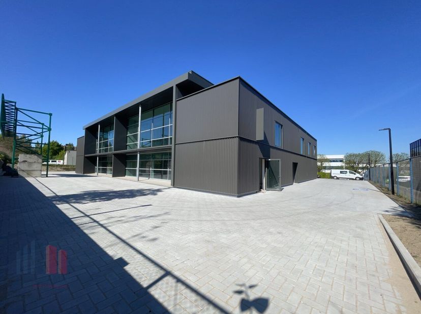Bureau lumineux et de qualité de 519 m² avec 323 m² d'espace de stockage à louer dans un excellent emplacement près de la R0 à Wemmel. Cet espace de b