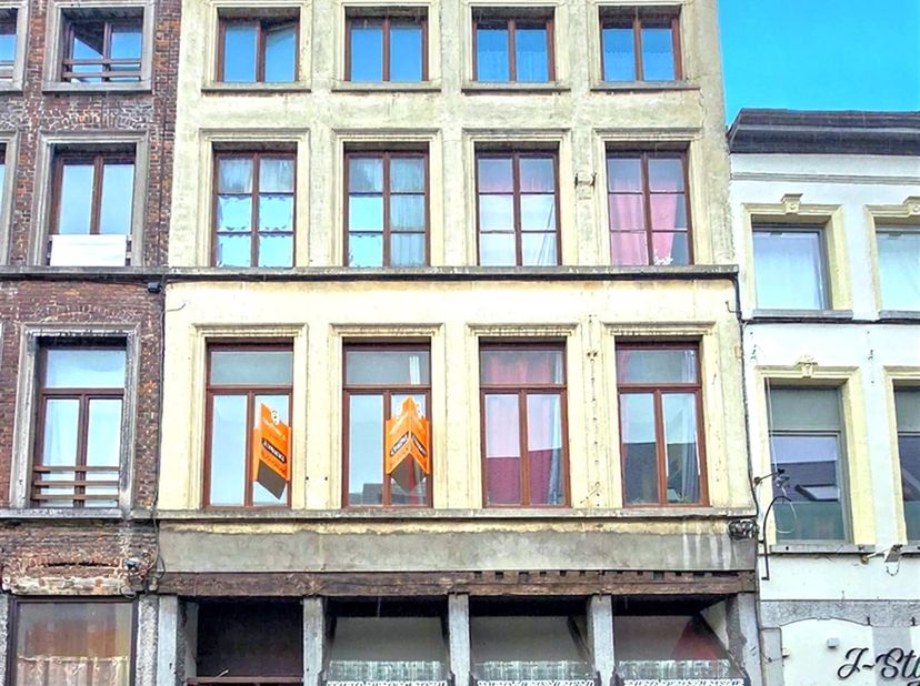 Ref 7684 - Rue des juifs 20-22 - 7000 Mons.<br />
À l'attention des investisseurs<br />
Bien situé en plein coeur de Mons, dans la rue des Juifs, cet