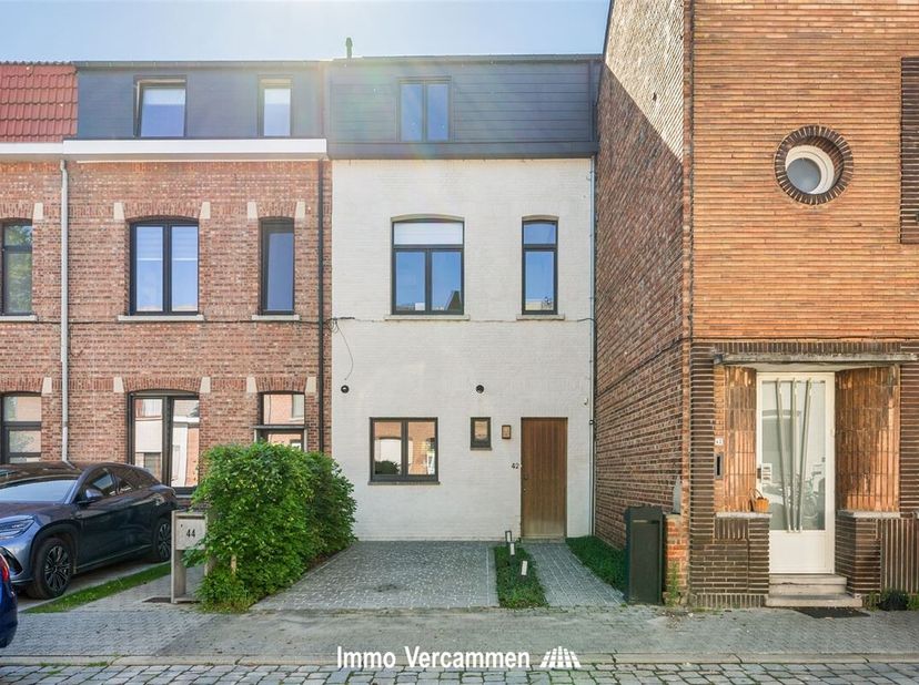 Knap gerenoveerde woning op een uitstekende locatie nabij de Vaart en het stadscentrum van Mechelen.<br />
Deze gezinswoning werd met kwalitatieve mat