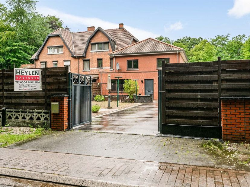 Instapklare gezinswoning op rustige ligging.<br />
Deze charmante halfopen bebouwing is gelegen op een perceel van 3,5 are en biedt met haar 174 m² be