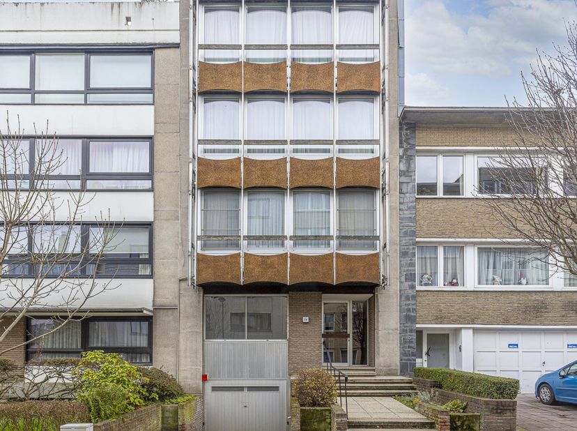 Mooi appartement met 1 slaapkamer, terras en tuin te Oudergem in een wijk waar het zeer aangenaam wonen is. In nabijheid van alle faciliteiten waarond