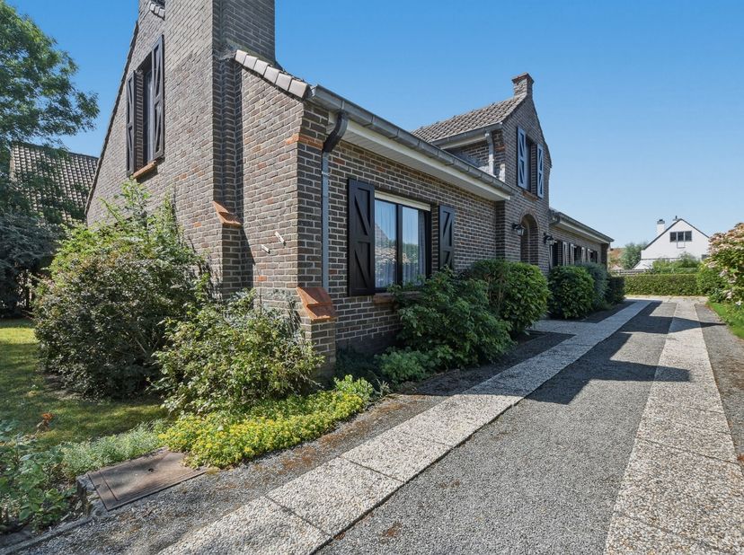 Gelegen in de gegeerde villawijk Noordhoek in De Haan bevindt zich deze vrijstaande villa op een mooi perceel van 765 m². Met een bewoonbare oppervlak