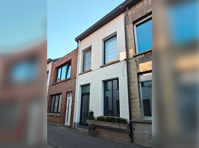 Gerenoveerde eengezinswoning in centrum Lier.<br />
<br />
Zoek je een instapklare en kwalitatief afgewerkte woning op een toplocatie in het hart van