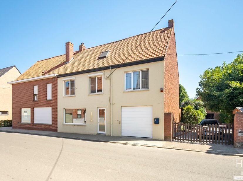 De ligging<br />
Deze woning is gelegen in het rustige en landelijke Grammene, bekend om zijn unieke natuur langs de Leie.&amp;nbsp;Grammene combineert de