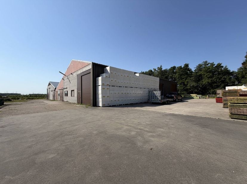 Spacieux entrepôt de 530 m² à louer à Kieldrecht, idéal pour le stockage passif de matériaux et de marchandises.<br />
<br />
L'entrepôt est situé sur