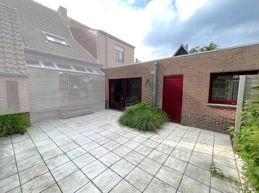 Bent u op zoek naar een stijlvol appartement dat luxe en comfort combineert? Dan is dit prachtige, volledig ingerichte appartement met privé wellnessf