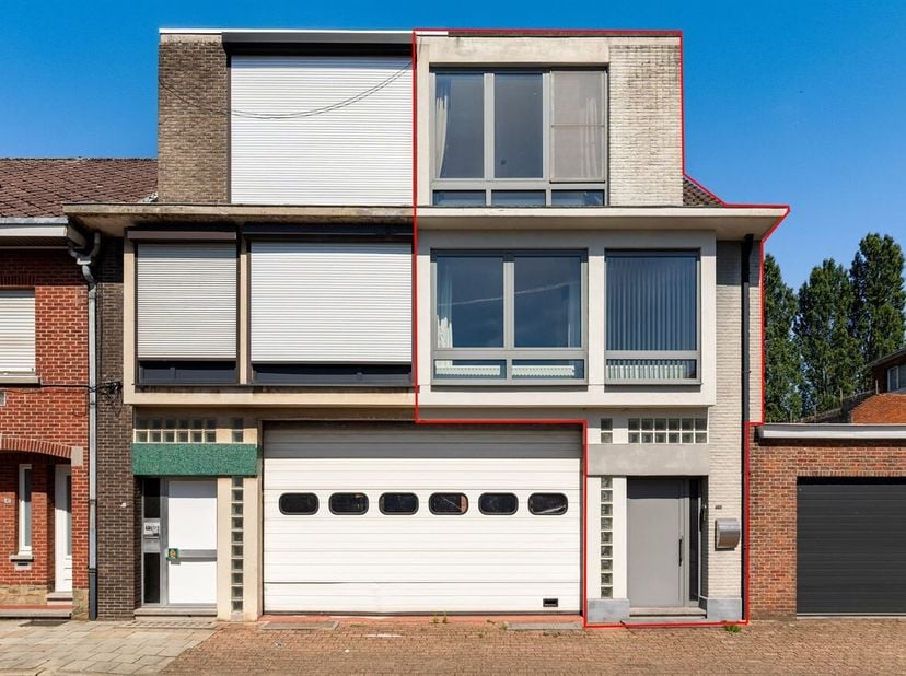 Duplex-appartement met 2 slaapkamers op een toplocatie in Herentals!<br />
Het appartement dateert van 1968 en dient gerenoveerd te worden om te voldo