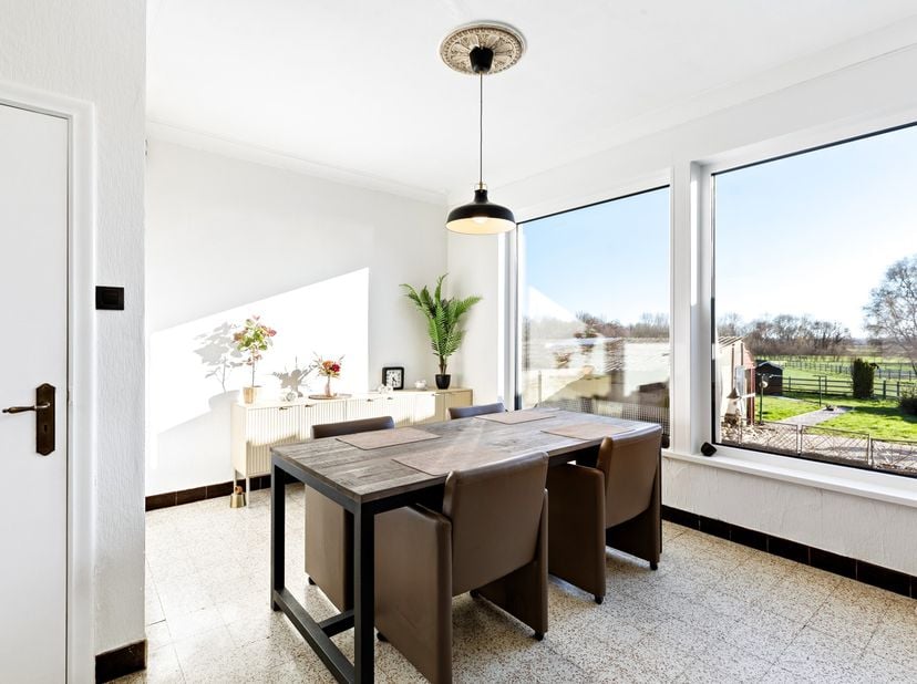 Deze halfopen bebouwing in Koolskamp combineert landelijke rust met een vlotte bereikbaarheid.<br />
<br />
De woning is gelegen op een zuidgericht pe