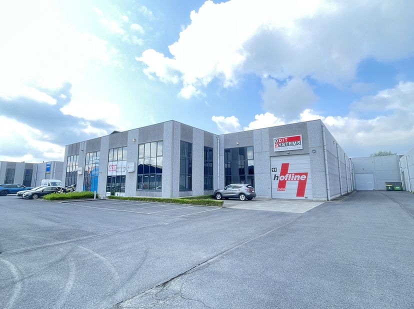 Gelegen te Mechelen, op enkele minuten van de afrit E19 en afrittencomplex 'Mechelen-Zuid'<br />
-Magazijnruimte: <br />
-Oppervlakte: ca. 477 m²<br /