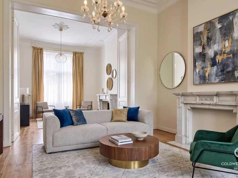 Herenhuis met een oppervlakte van ca. 285 m², als volgt ingedeeld:<br />
Op de begane grond: entreehal met garderobe en toilet, doorlopende woon-/eetk