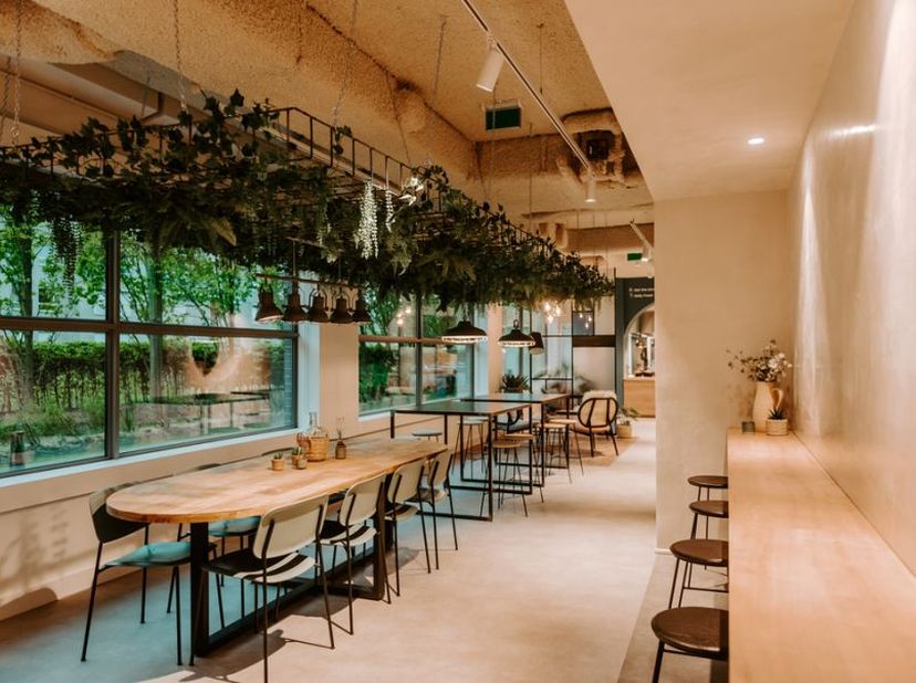 Site de bureaux à Berchem à ‘The Stage Antwerp’.<br />
<br />
--------<br />
opsplitsbaar<br />
<br />
a louer - Bureau (35 units, 355 - 27565 m²)<br