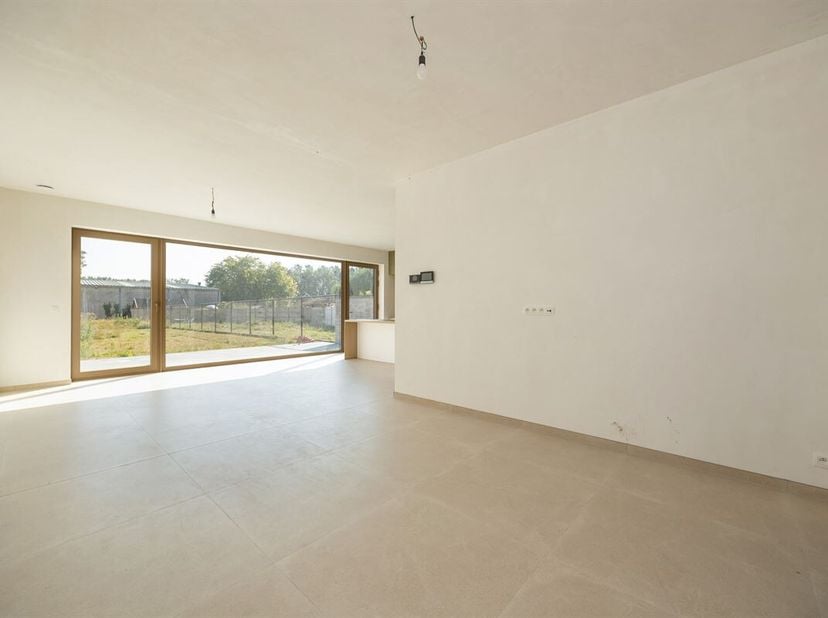 U parkeert op de ruime autostaanplaats van deze nieuwbouwwoning (verkoop onder btw-stelsel, 21% btw van toepassing) en hebt vervolgens de keuze tussen