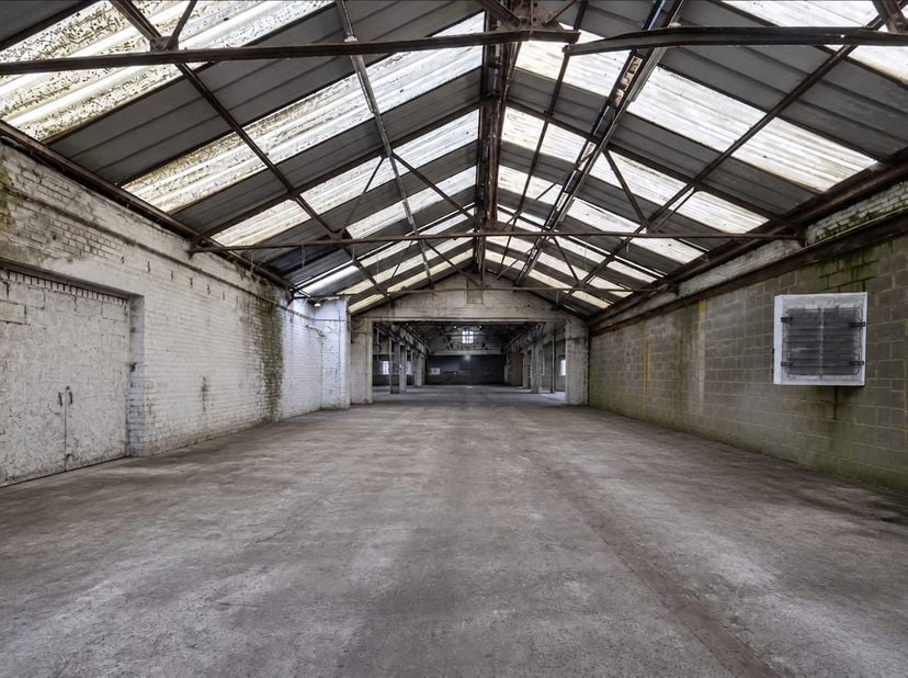 SITE INDUSTRIEL RARE À CHARLEROI<br />
Plus de 7.900 m² en zone d'activité économique industrielle<br />