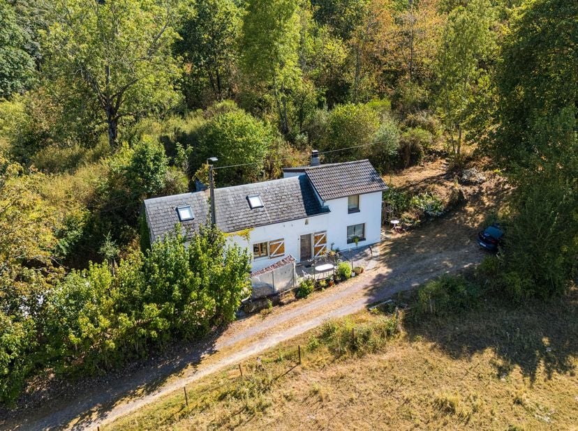 Easyhome vous emmène dans la paisible commune de Pondrôme, entourée de champs et de bois, à la découverte de cette maison 4 façades qui vous séduira p