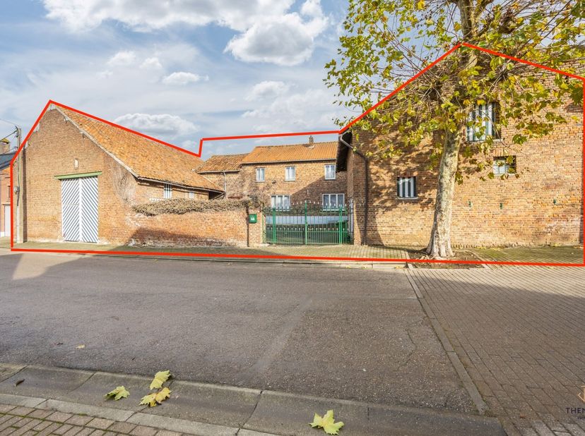 Te renoveren hoeve met tal van mogelijkheden in het landelijke Veulen (Heers).<br />
<br />
Deze karaktervolle hoeve, daterend van vóór 1850, biedt ee