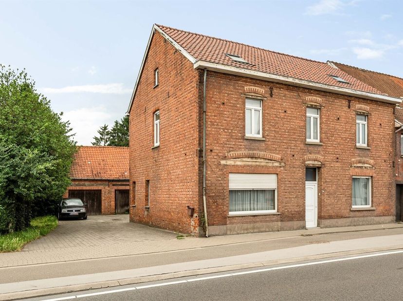 Ruime halfopen bebouwing met 5 slaapkamers, zolder, 2 garages en omheinde tuin in Helchteren<br />
Bent u op zoek naar een ruime gezinswoning met tal