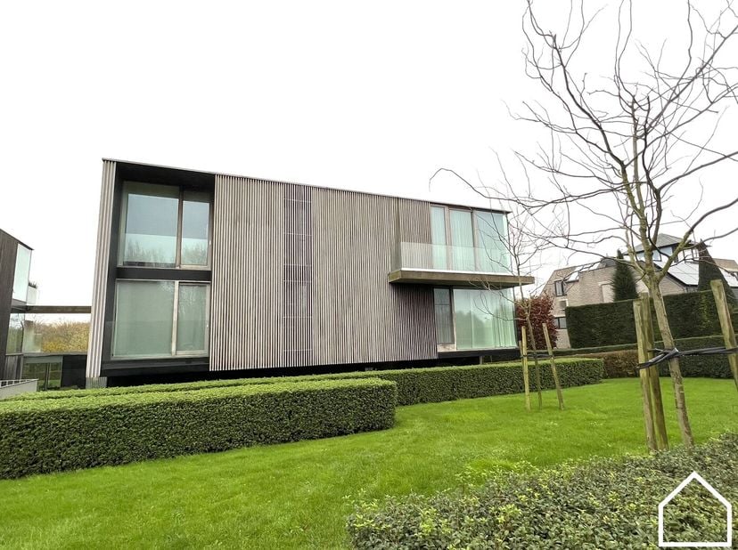 Deze ondergrondse garagebox is gelegen in Residentie Molenmeersch nabij het natuurdomein "De Verdronken Weide".<br />
<br />
De afmetingen van de gara