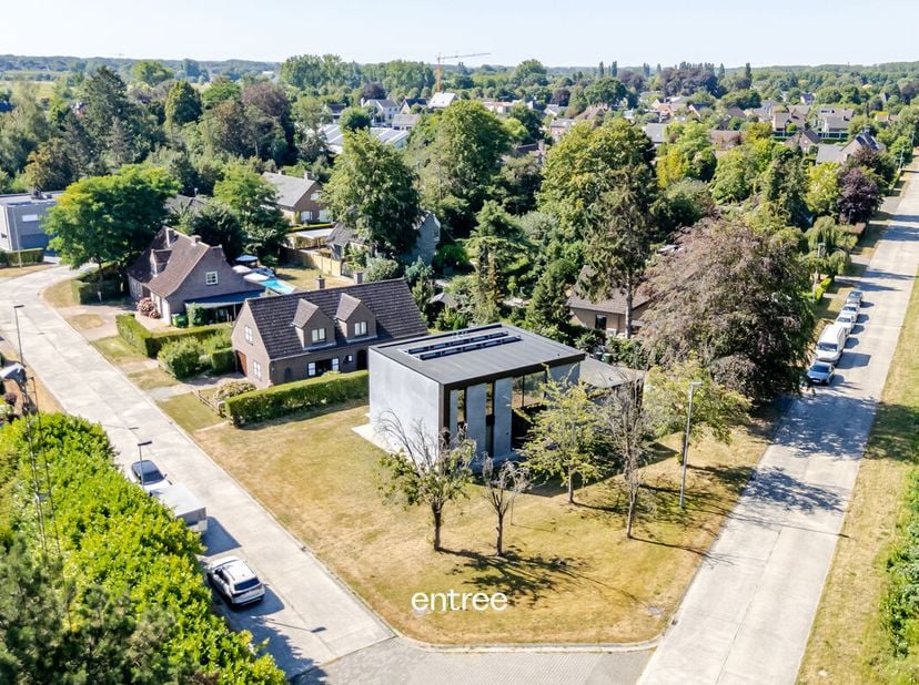 Deze stijlvolle, modernistische villa uit 2021 combineert hedendaagse architectuur met een uitzonderlijk gevoel van ruimte, licht en wooncomfort. De h