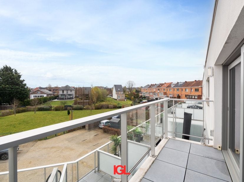 Immo Groot Leeuw stelt u dit aangename recente 1‑slaapkamerappartement te koop voor, gunstig gelegen nabij de Bergensesteenweg in Sint‑Pieters‑Leeuw.