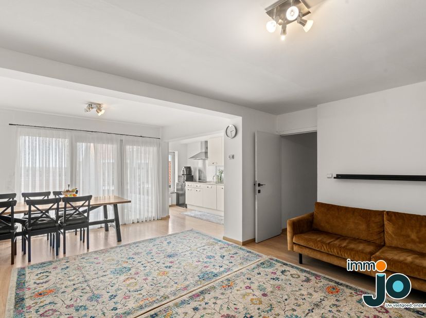 Dit lichtrijke 2-slaapkamerappartement in Oostende ligt op een rustige locatie vlakbij winkels, scholen en voorzieningen. Ook natuurgebied, strand, ce