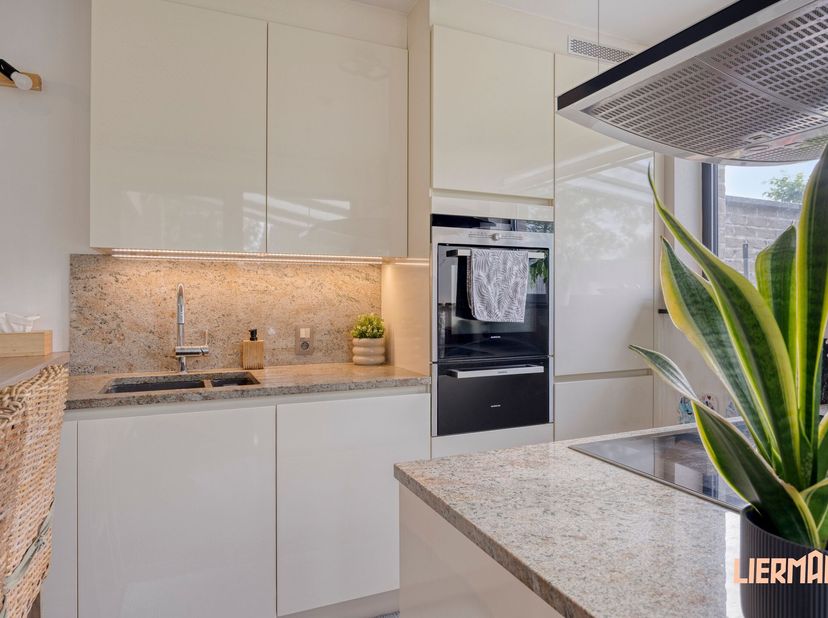 Deze ruime, volledig instapklare woning combineert een uitstekende ligging met comfortabel wonen. Gelegen in een rustige en aangename residentiële buu