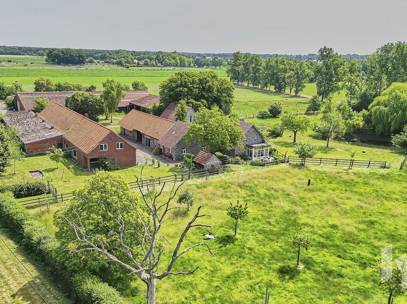 Prachtige, uniek gelegen hoeve met stallen en loods op perceel van circa 16.615m² .<br />
Te midden van groen en met een adembenemend zicht ligt deze