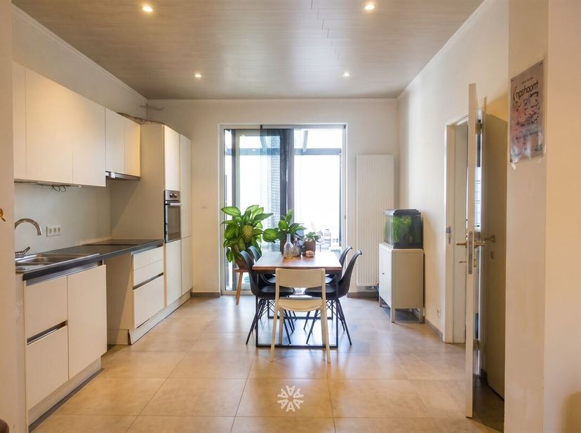 GENT - Burggravenlaan 252: Ben je op zoek naar een ruim één slaapkamer appartement te huur in Gent? Dan is dit pand mogelijk iets voor jou. <br />
De