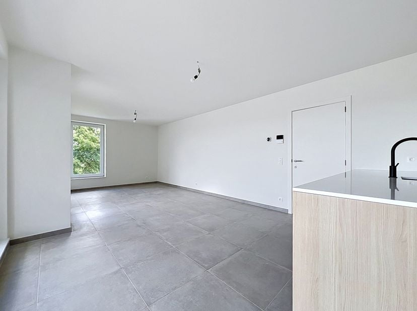 Ligging<br />
Dit nieuwbouwappartement bevindt zich in een recente en moderne residentie in Oostakker, op een rustige ligging met aangenaam zicht op h