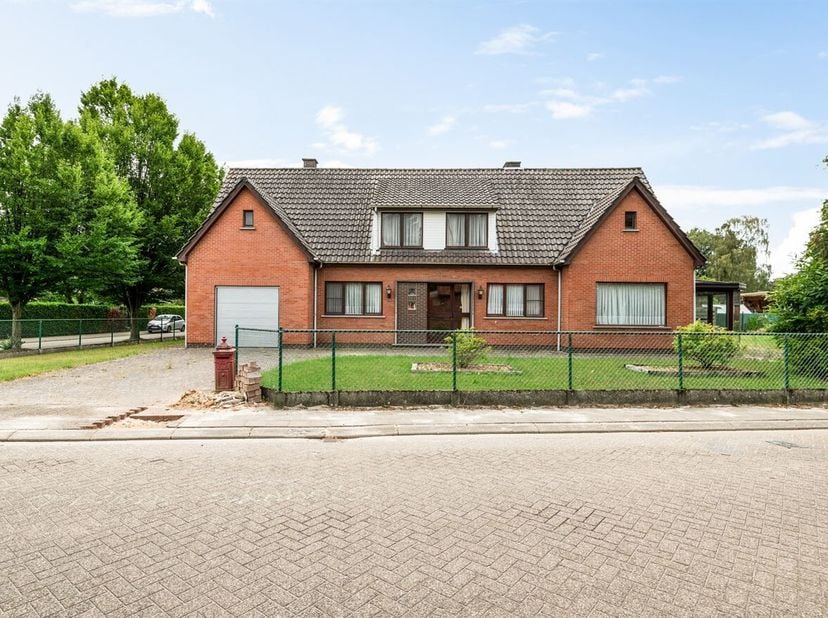 Ligging: Gelegen op een gunstige locatie in Brecht, nabij diverse voorzieningen zoals supermarkten, buurtwinkels, scholen, openbaar vervoer en sport-
