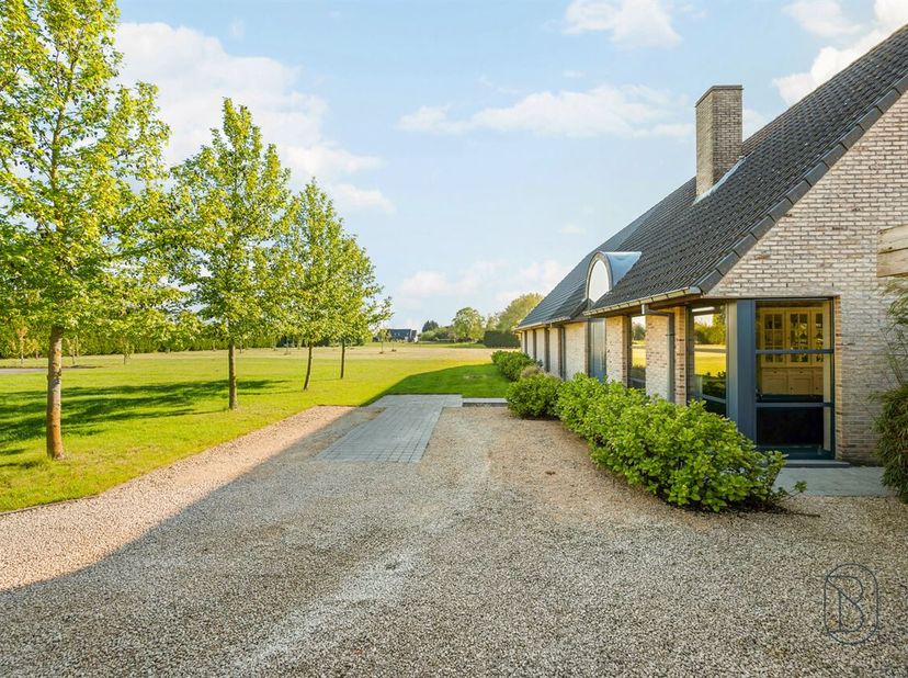 Welkom in deze unieke eigendom op een royaal perceel van maar liefst 6.339m². <br />
Hier geniet je van een zee aan ruimte, rust en privacy, omringd d