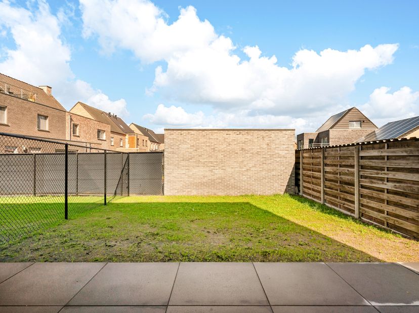 Deze nieuwbouwwoning wordt de komende weken volledig afgewerkt volgens de kenmerken van de linke woning en omvat een inkomhal met gastentoilet, woonka