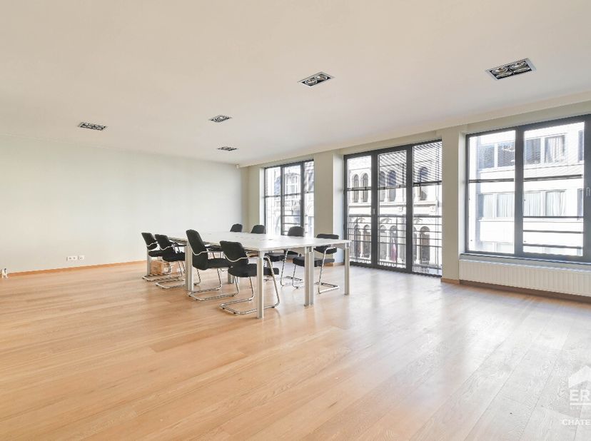 CHATELAIN in SAINT-GILLES  Appartement 2 Slaapkamers + Terras!Wij hebben het genoegen u dit ruime en lichte appartement aan te bieden, ideaal gelegen