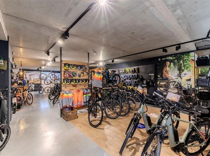 Rez-de-chaussée commercial récent (163 m²) avec de nombreuses possibilités dans le centre de Tielen<br />
La propriété est vendue en raison d'un démén