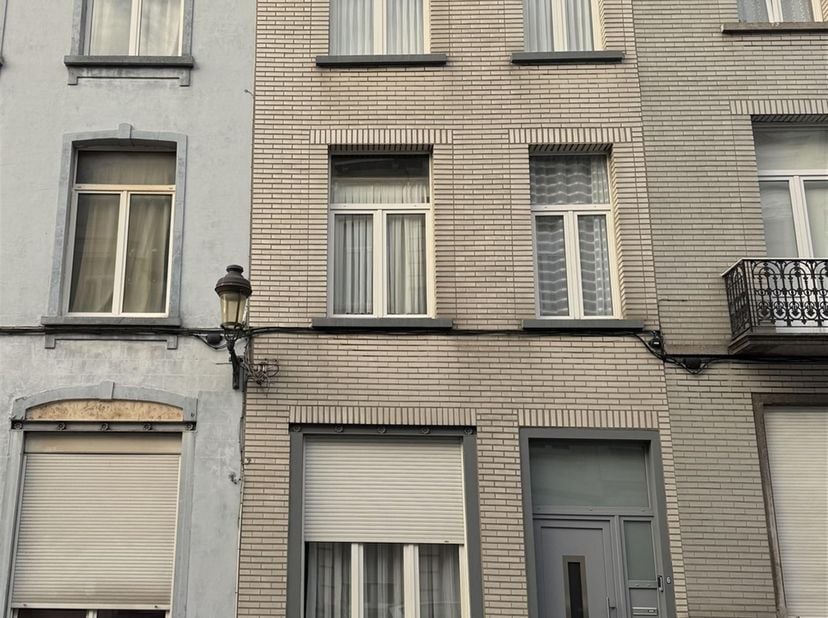Quartier Colignon - Splendide maison de 4 chambres + bureaux avec cour de +/- 145m² composé comme suit : Au rez-de-chaussée, un hall d'entrée, un gran