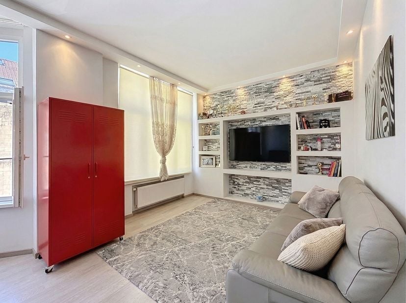 L’agence SKYIMMO Bruxelles vous propose cet appartement lumineux de ± 95 m², idéalement situé Rue Brichaut 18 à Schaerbeek, au 2ᵉ étage d’un immeuble